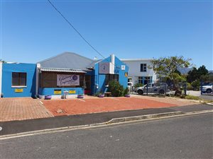 90 m² Commercial space in Retreat
