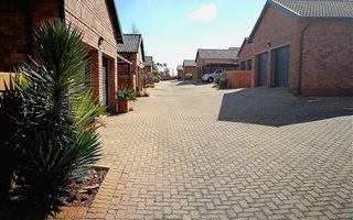 2 Bedroom Townhouse in Noordheuwel
