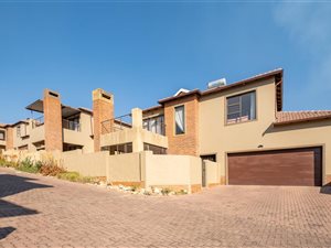 3 Bed Townhouse in Ruimsig Country Estate