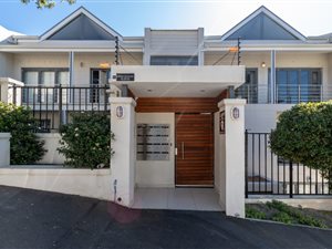 2 Bed Apartment in Vredehoek