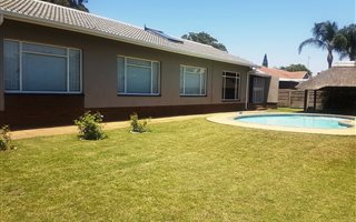 4 Bedroom House in Magalieskruin