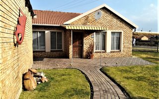 3 Bedroom Cluster in Rhodesfield