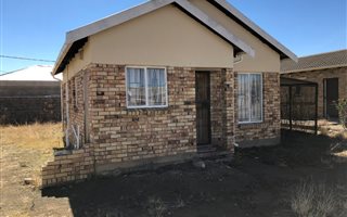 2 Bedroom House in Selosesha