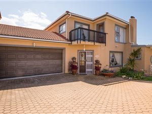 4 Bed House in Dana Bay