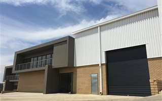 1100 m² Industrial space in Longmeadow