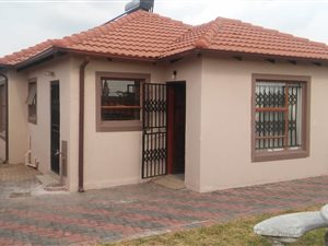 3 Bed House in Olievenhoutbosch