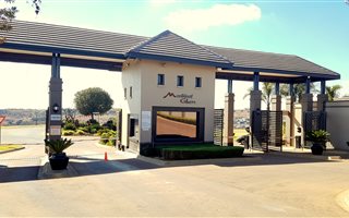 9000 m² Land available in Mooikloof Glen