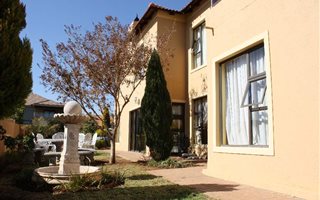 6 Bedroom House in The Meadows
