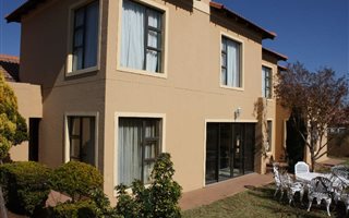 6 Bedroom House in The Meadows