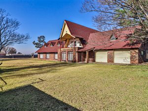 5 Bed House in Roods Gardens