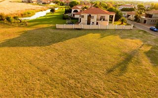 860 m² Land available in Westlake Estate