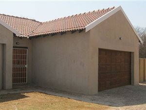 3 Bed Townhouse in Mooivallei Park