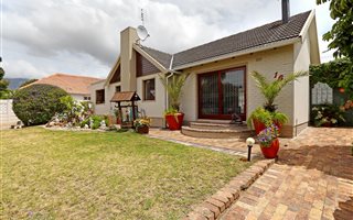4 Bedroom House in Meadowridge