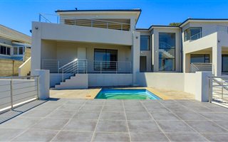 6 Bedroom House in Sonstraal Heights