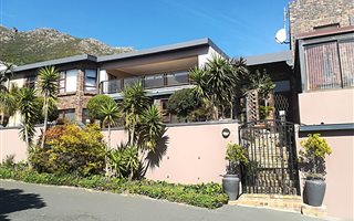 6 Bedroom House in Gordons Bay Central