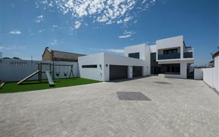 6 Bedroom House in Zeekoevlei