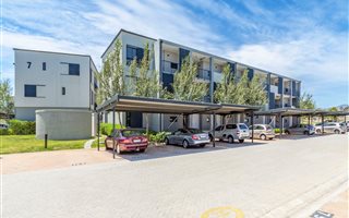 2 Bedroom Apartment in Somerset Lakes