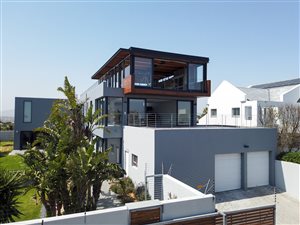 4 Bed House in Bloubergstrand