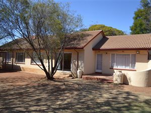 4 Bed House in Helikon Park