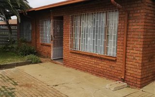 2 Bedroom House in Geluksdal