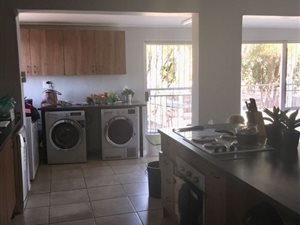 3 Bed Flat in Kameeldrift East