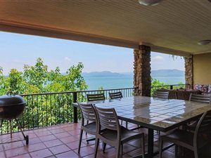 6 Bedroom House in Kosmos