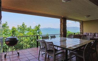 6 Bedroom House in Kosmos