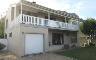 4 Bedroom House in Voelklip