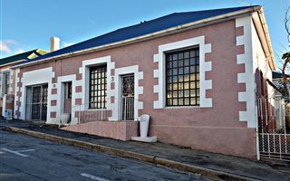7 Bedroom Duplex in Grahamstown Central