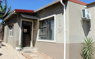 2 Bedroom House in Van Riebeeck Heights
