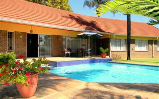 4 Bedroom House in Die Wilgers