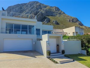 5 Bed House in Voelklip