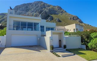 5 Bedroom House in Voelklip