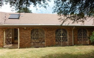 8.6 ha Farm in Risiville