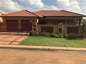 3.5 Bed House in Akasia