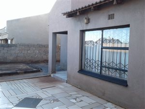 3 Bed House in Moleleki