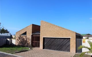 3 Bedroom House in Blouberg Sands