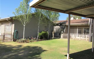 4 Bedroom House in Aston Manor