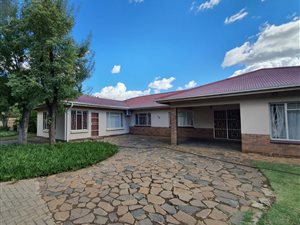 6 Bed House in Universitas