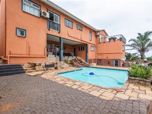 6 Bed House in Sheffield Beach