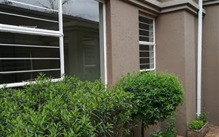 2 Bedroom Townhouse in Roodekrans