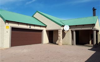 3 Bedroom Simplex in Van Der Hoff Park