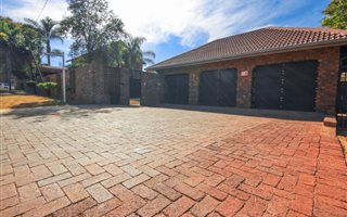 4 Bedroom House in Zwartkop