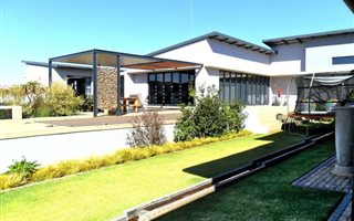 7 Bedroom House in Mooikloof Glen