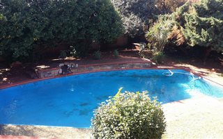 6 Bedroom House in Larrendale