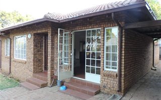 3 Bedroom Duet in Moreleta Park