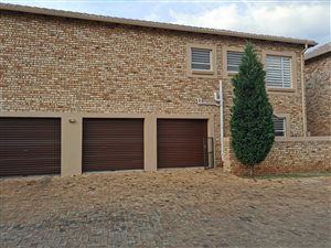 3 Bed Duplex in Heuwelsig Estate