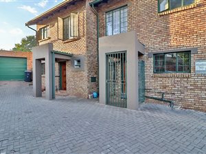 2 Bed House in Hennopspark