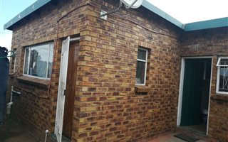 1 Bedroom Garden Cottage in Modder East
