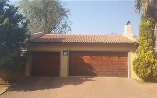 4 Bedroom House in Die Wilgers